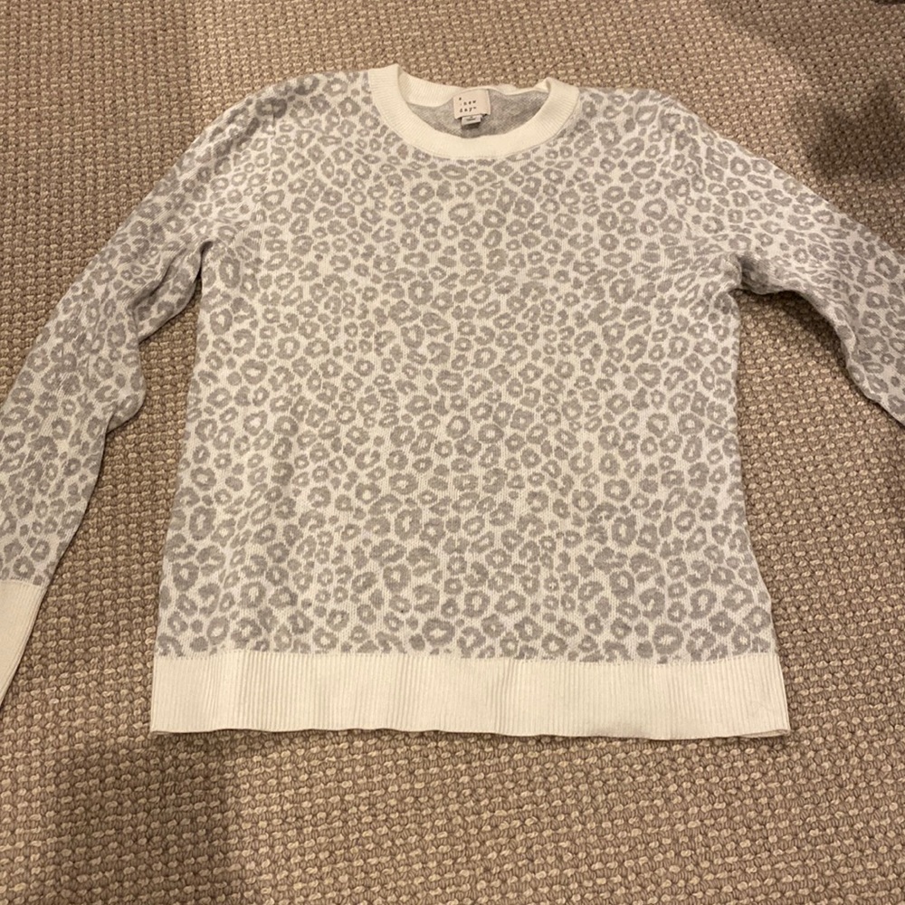 beautiful white/gray sweater with leopard print, never warn light weight